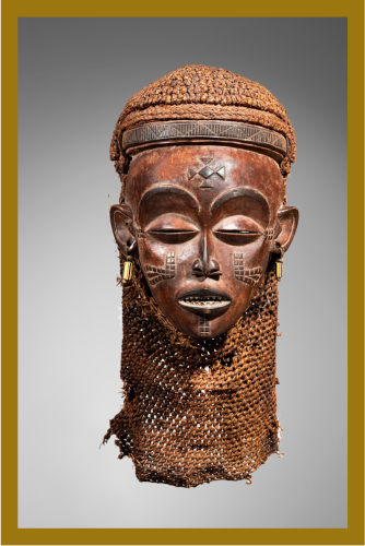 Ce magnifique Masque Tshokwe incarne une ancêtre féminine. Il arbore les traits fins des Pwo. Les « pwo » sont des esprits féminins sacrés dans la culture Tshokwe, un groupe ethnique d’Afrique centrale, principalement présent en Angola et en République démocratique du Congo. Ces esprits sont souvent représentés dans l’art Tshokwe, y compris dans les masques comme celui ci.

Les traits fins et élégants du masque, en particulier au niveau du visage, sont souvent associés aux caractéristiques des esprits pwo. Ces représentations artistiques peuvent avoir une signification spirituelle et culturelle, et les masques sont parfois utilisés dans des cérémonies rituelles et des rites d’initiation au sein de la communauté Tshokwe.`